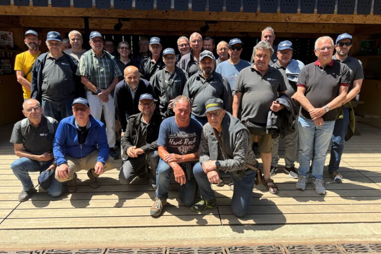 Gruppenbild der Heizwerkführer mit blauen Caps am Eingang der Saline de Bex