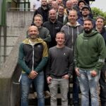 Abschlussklasse des Prüfungsvorbereitungskurses 2026 des Heizwerkführer Forums auf einer Treppe